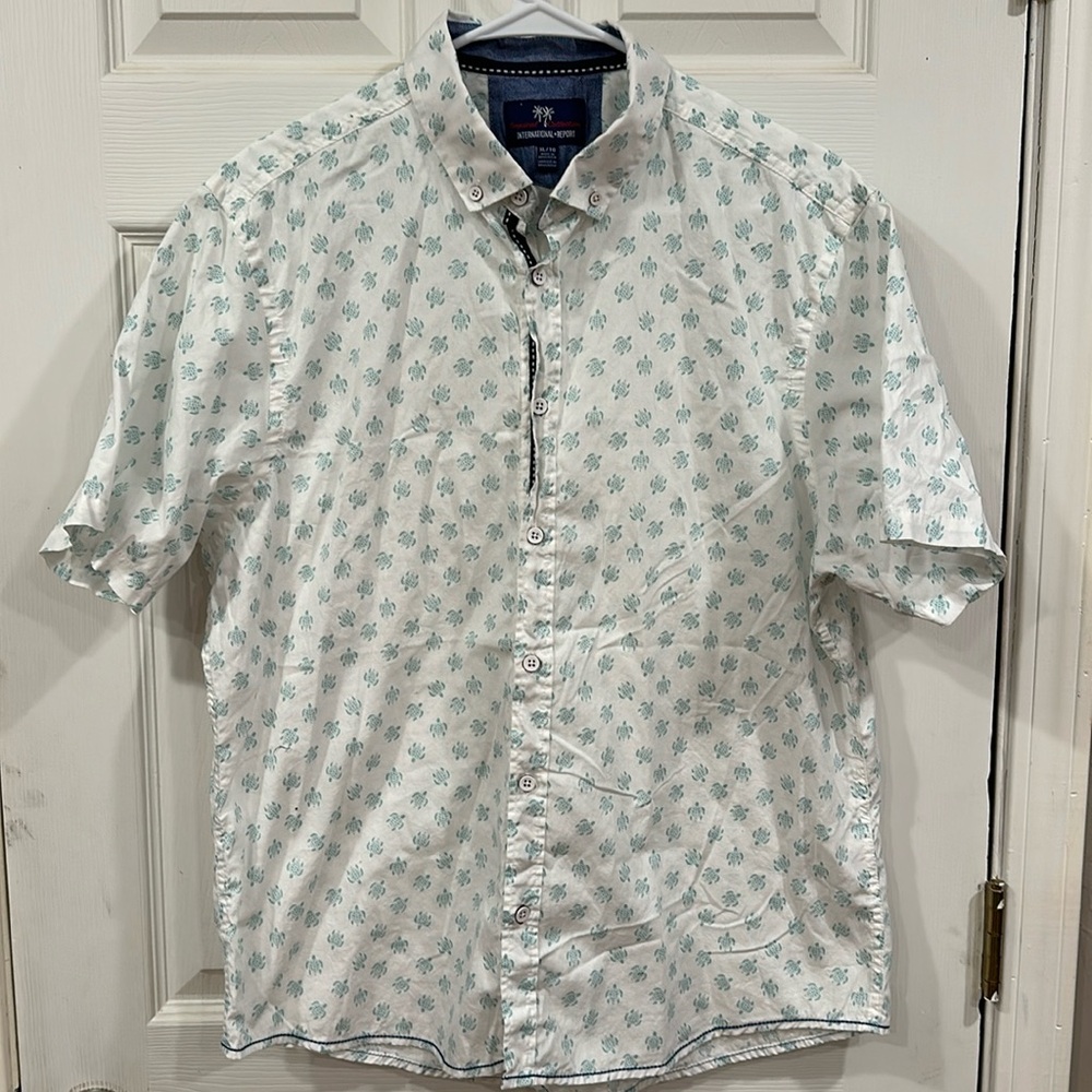Button up collared short sleeve men’s extra large shirt w/small sea turtle print